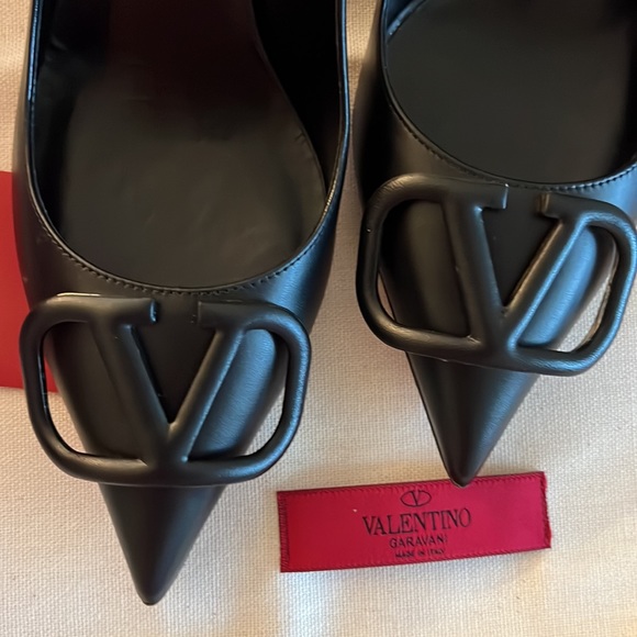 New VALENTINO GARAVANI V Logo Signature Black Leather Pumps EUR 37 N/B - Picture 12 of 16